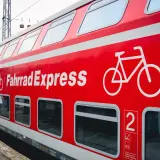 Roter Doppelstockzug mit Aufschrift "Fahrrad Express" und Fahrradsymbol. Ideal für die deutschlandticket fahrradmitnahme.