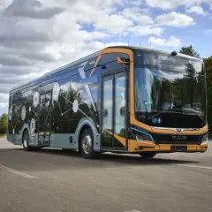 Moderner MAN Oberleitungsbus in Deutschland fährt auf der Straße.