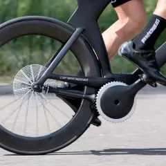 Nahaufnahme eines Fahrrads mit Kardanantrieb. Der Fahrer tritt in die Pedale, die Kette ist durch eine Kardanwelle ersetzt.