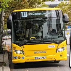 Gelber Sightseeing-Bus 100 in Berlin. Die App zeigt, wie viel kostet ein linienbus: 5,90 €.