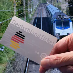 Deutschlandticket NRW: Günstig reisen mit dem 2-Stunden-Ticket. Ein Zug fährt auf den Gleisen.