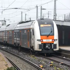 RE6 Zug auf der Strecke Köln/Bonn Flughafen.