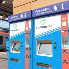 Zwei Fahrkartenautomaten am Bahnhof. Hier kann man ein 9 Uhr Tagesticket für 5 Personen kaufen.