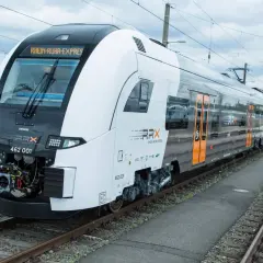 Der neue s6 nrw Rhein-Ruhr-Express (RRX) von Siemens steht auf den Gleisen.