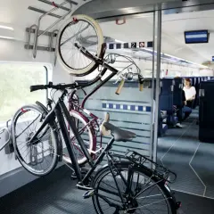 Zwei Fahrräder sind im Zug verstaut, bereit für die Weiterreise. Ein Fahrradticket für den Nahverkehr ist die perfekte Lösung für Radfahrer.