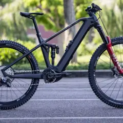 Schwarzes E-Mountainbike mit Bosch 750 Wh Akku. Erste Erfahrungen zur Reichweite sind positiv, ideal für lange Touren.
