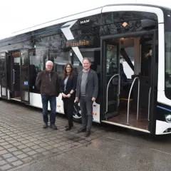 Drei Personen stehen vor einem modernen elektro bus mit der Aufschrift "Brodscheim".
