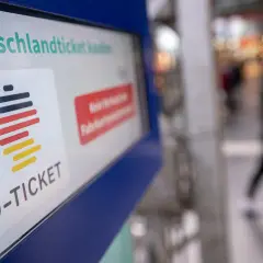 D-Ticket-Automat zeigt "Deutschlandticket kaufen". Die Frage, wie viele Deutschlandtickets verkauft wurden, bleibt offen.