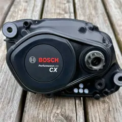 Bosch Performance Line CX E-Bike Motor. Um herauszufinden, welche Generation ich habe, schaue ich auf das Logo.