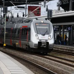 Ein moderner Zug der Abellio mit Ziel Leipzig Hbf, der mit Bombardier-Talent-Technologie fährt, steht am Bahnsteig.