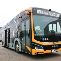 Ein moderner MAN Lion's City 12 E LE, ein Beispiel für elektrische Busse, wird an einer Ladestation aufgeladen.