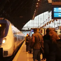 RE7 Zug nach Rheine steht bereit. Reisende warten auf dem Bahnsteig im Bahnhof NRW.