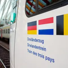 Der Dreiländerzug verbindet Aachen mit Venlo und fährt durch Deutschland, die Niederlande und Belgien.