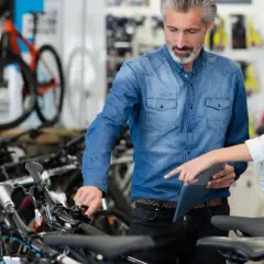 Beratung im Fahrradladen: Ein Mann und eine Frau besprechen Modelle. Gute Vansprint Erfahrungen sind hier garantiert.