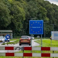 Grenzübergang nach Nederland. Ein Wohnmobil und Autos passieren die Grenze. Was gilt als Nahverkehr?