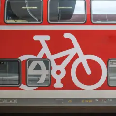 Roter Zug mit Fahrradsymbol. Ideal für die Reise mit dem Deutschlandticket und dem Zusatzticket für Fahrräder.
