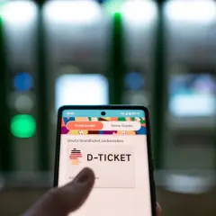 Smartphone zeigt D-Ticket-App. SEPA-Lastschrift funktioniert nicht, der Kauf des Deutschlandtickets ist gestört.