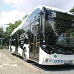 Moderner ARTHUR Bus mit Wasserstoffantrieb, eine mobile brennstoffzelle, steht an einer Haltestelle.