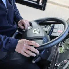 Fahrer im Bus hält das Lenkrad. Frage: kann man im Bus mit Karte zahlen NRW?
