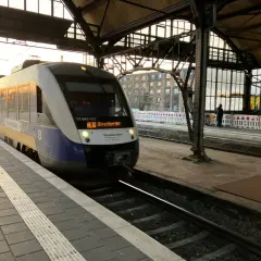 Ein Zug der RheinRuhrBahn steht am Bahnsteig. Perfekt für die Fahrt mit einem **einzelticket nrw**.