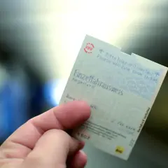 Einzelfahrausweis des VBB, wie ein e-ticket aussieht. Der Preis beträgt 2,70 EUR.