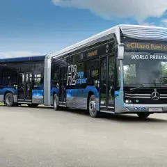 Ein langer, moderner Gelenkbus mit der Aufschrift "eCitaro fuel cell" und "H2 range extender". Sein Gewicht ist für emissionsfreie Mobilität optimiert.