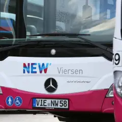 Zwei NEW Viersen Busse stehen nebeneinander. Ein Bus hat ein "vrr seniorenticket" Symbol.