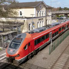 Roter Zug am Bahnhof Wickede (Ruhr). Mit dem Deutschlandticket nach Venlo? Diese Linie fährt Richtung Hagen.