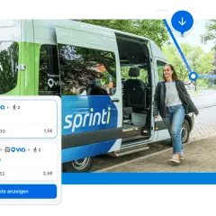 Eine Frau steigt in einen "sprinti"-Kleinbus. Die App zeigt Fahrten "on demand" mit Ankunftszeiten und Preisen.