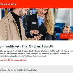 Ein Zugbegleiter zeigt einem Kunden auf dem Handy, wie man das Deutschlandticket bestellt. Bis wann bestellen? Jetzt dein Ticket sichern!