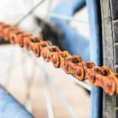 Starke Korrosion an der Fahrradkette, die zeigt, wie wichtig es ist, Rost entfernen Fahrrad, bevor es zu spät ist.