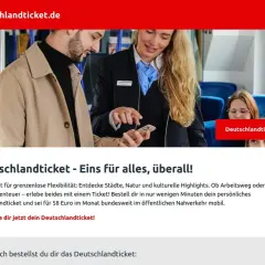 Ein Mann und eine Frau im Zug, die auf ein Smartphone schauen. Das Deutschlandticket ist ideal für das kinder Monatsticket.