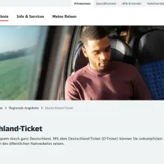 Mann im Zug blickt nach unten. Seite zeigt Infos zum Deutschland-Ticket. Hier kann man das Deutschlandticket stornieren.