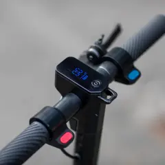Lenker eines E-Scooters mit Display, das 10 km/h anzeigt. Hier erfährst du, wie schnell ein E-Scooter fahren darf.