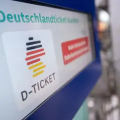 Deutschlandticket kaufen: D-Ticket-Logo mit deutschen Farben. Ein Ticketautomat zeigt die Option, das Deutschlandticket nach dem 10. zu erwerben.