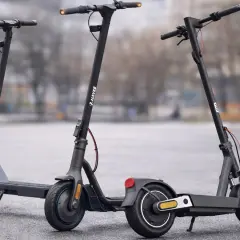 Zwei schwarze E-Scooter stehen bereit für den e roller test. Einer mit dem Schriftzug "NAVE", der andere etwas weiter hinten.