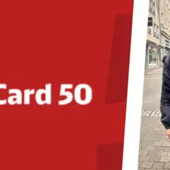 Mann mit Brille und Bart steht auf einem Gehweg. Links daneben rote Fläche mit "BahnCard 50" und DB-Logo.