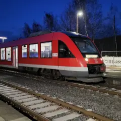 Roter Triebwagen der Baureihe 640 (LINT 27) steht nachts am Bahnsteig.