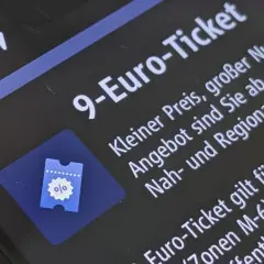 Ein 9-Euro-Ticket-Angebot auf einem Smartphone. Hier erfährst du, wo du die Ticketnummer findest.