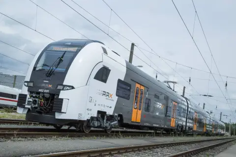 Moderner RRX-Zug, Modell 462 001, mit der Aufschrift "Rhein Ruhr Xpress" auf den Gleisen.