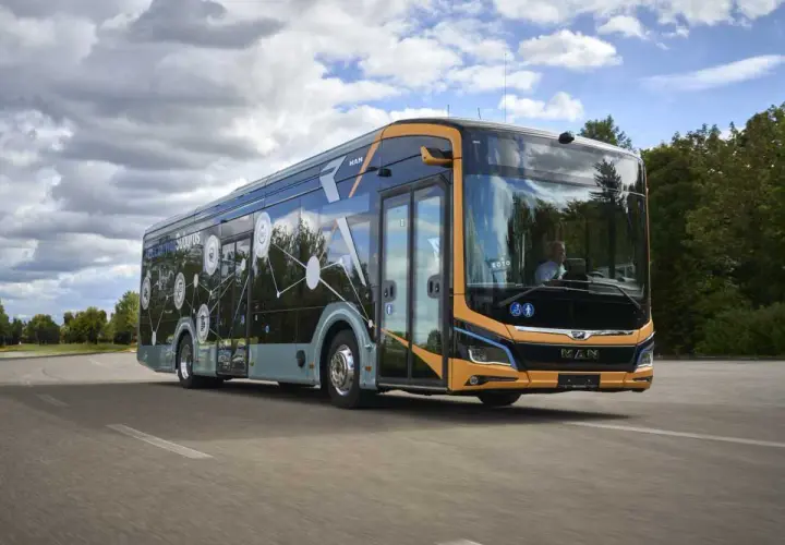 Moderner MAN Oberleitungsbus in Deutschland fährt auf der Straße.