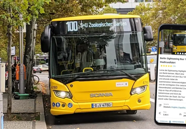 Gelber Sightseeing-Bus 100 in Berlin. Die App zeigt, wie viel kostet ein linienbus: 5,90 €.