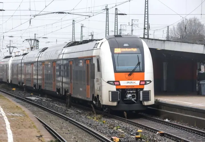 RE6 Zug auf der Strecke Köln/Bonn Flughafen.