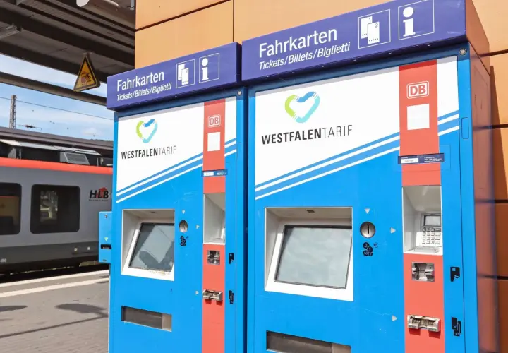 Zwei Fahrkartenautomaten am Bahnhof. Hier kann man ein 9 Uhr Tagesticket für 5 Personen kaufen.