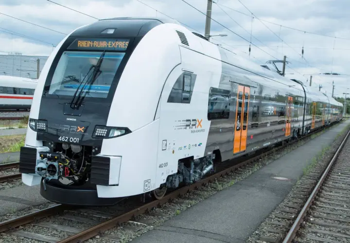 Der neue s6 nrw Rhein-Ruhr-Express (RRX) von Siemens steht auf den Gleisen.