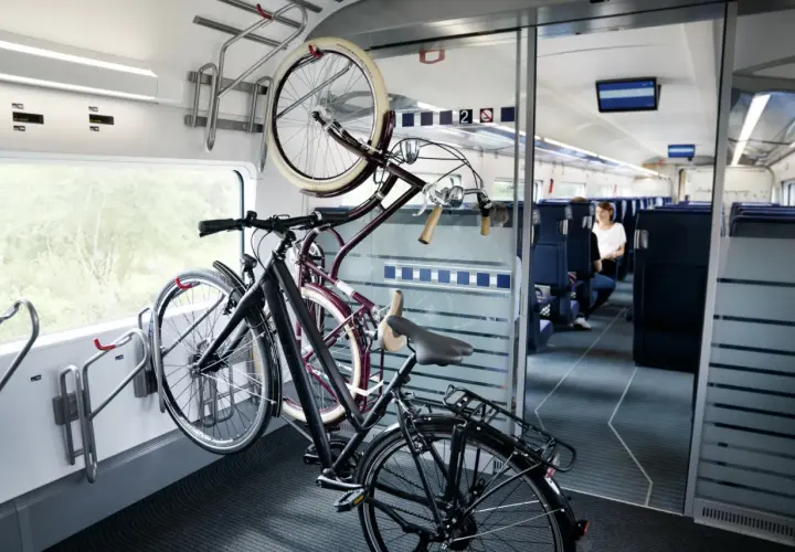 Zwei Fahrräder sind im Zug verstaut, bereit für die Weiterreise. Ein Fahrradticket für den Nahverkehr ist die perfekte Lösung für Radfahrer.