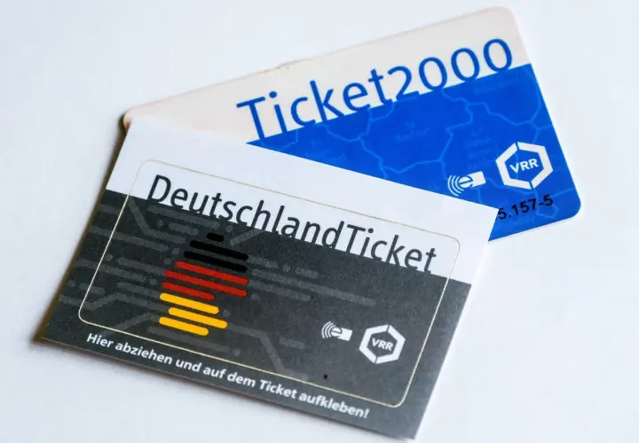 Zwei Fahrkarten liegen übereinander: das Deutschlandticket und ein Ticket2000. Sie zeigen, wie lange man mit einem Einzelticket fahren kann.