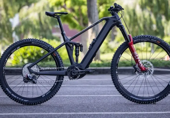 Schwarzes E-Mountainbike mit Bosch 750 Wh Akku. Erste Erfahrungen zur Reichweite sind positiv, ideal für lange Touren.