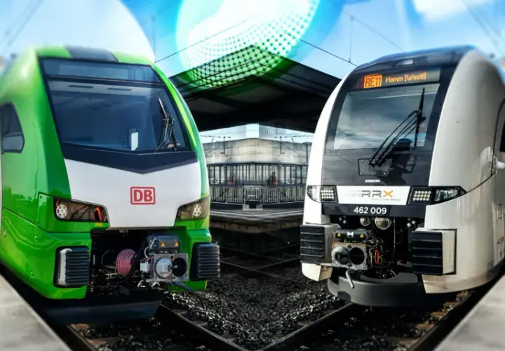 Zwei moderne Züge, ein grüner DB und ein weißer RRX, stehen nebeneinander am Bahnsteig.
