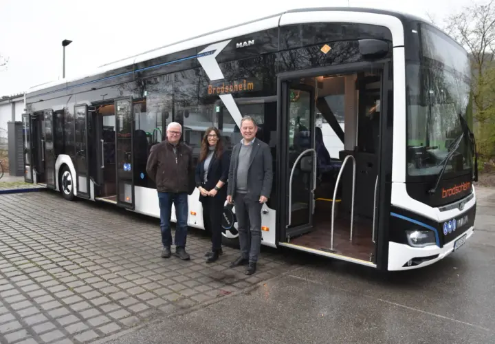 Drei Personen stehen vor einem modernen elektro bus mit der Aufschrift "Brodscheim".